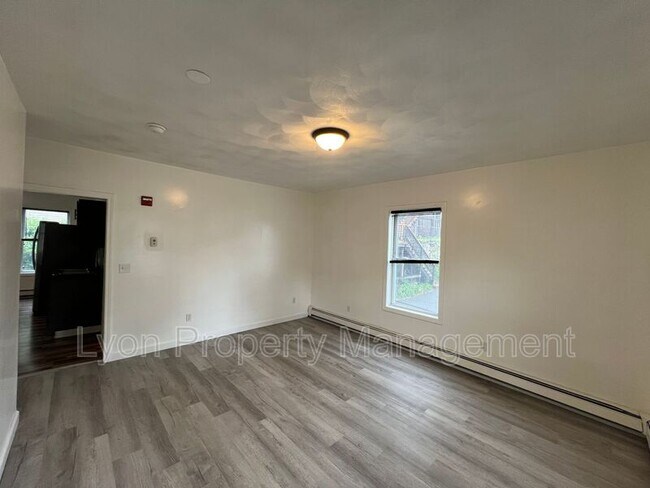 Building Photo - 156 Pleasant St