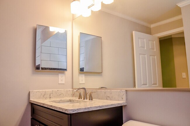 Building Photo - Sunny Luxury 2 Bedrooms 2 Baths Condo with...