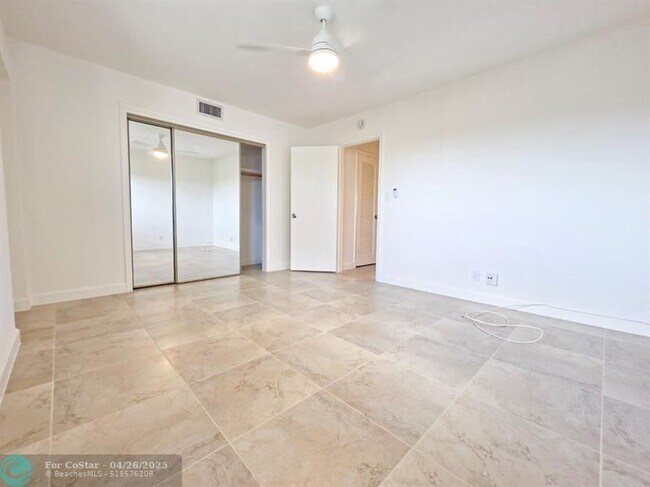 Building Photo - 2131 NE 40th Ct