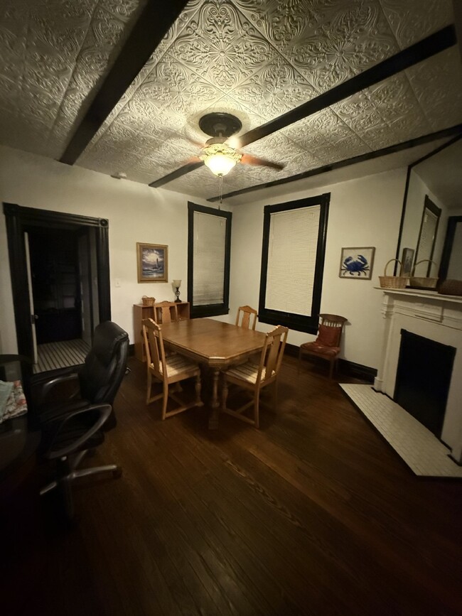 Building Photo - Fully Furnished 3 bed / 1.5 bath Historic ...