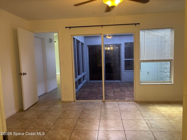 Building Photo - 467 Willow Tree Dr