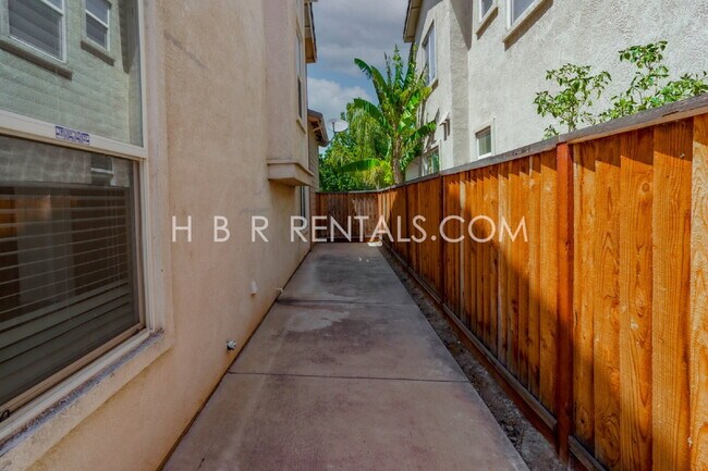 Building Photo - Charming 4-Bed, 2.5-Bath Home in Tracy’s E...