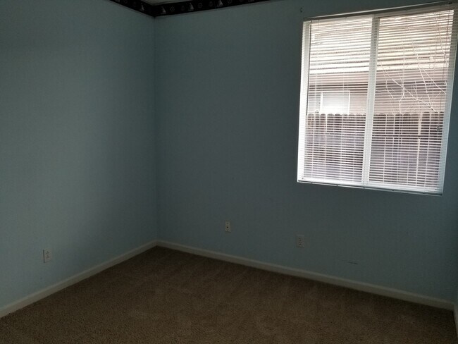 Building Photo - VERY CUTE 3BD/2BTH SINGLE FAMILY IN NORTH LINCOLN