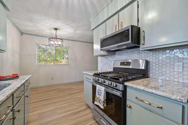 Building Photo - 704 Brookwood Cir