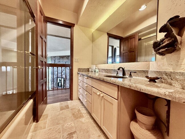 Building Photo - Historic Manitou Springs Home for Rent – M...