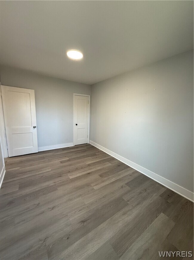 Building Photo - 301 Crestwood Ave