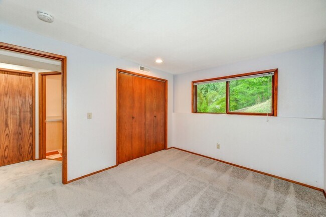 Building Photo - Great Home Tucked Away in Mirrormont on Tiger Mountain