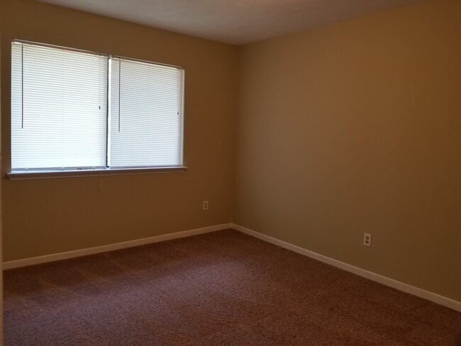 Building Photo - Charming 2Bed/1.5 Bath End-Unit Townhome Conveniently Located Near Schools, Shopping & Tyndall AFB!