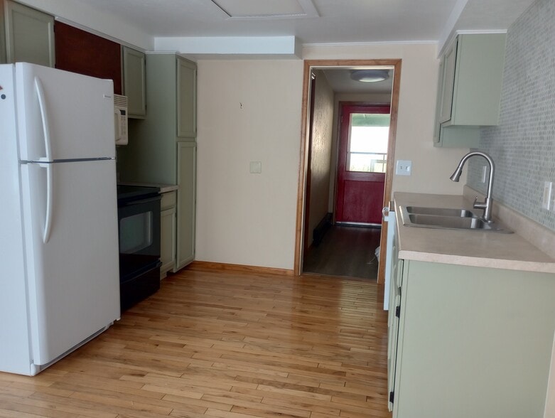 Kitchen to back porch. - 28057 Knowles Rd