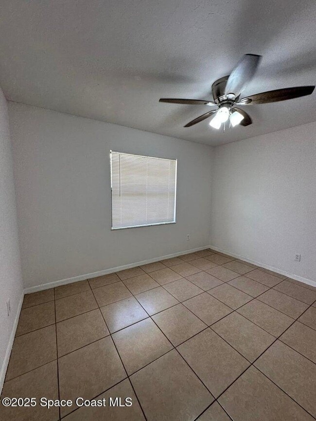 Building Photo - 1217 Schumann Dr