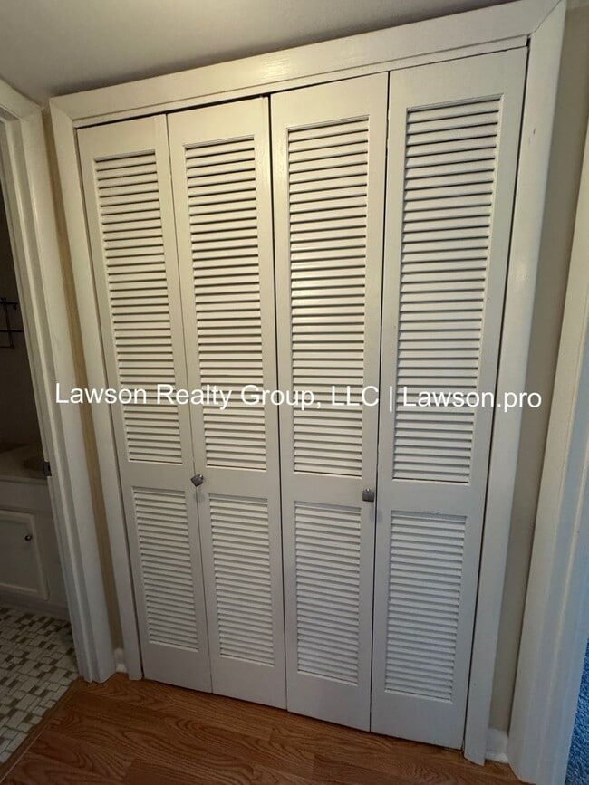 Building Photo - Two Bedroom Condo w/ Updated Kitchen in Hu...