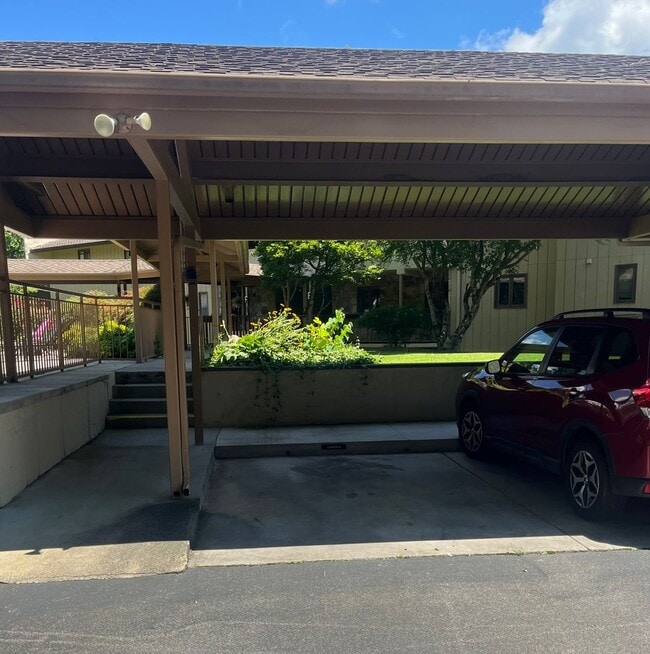 Building Photo - Well-Located One-Level Condo -- Just Minut...
