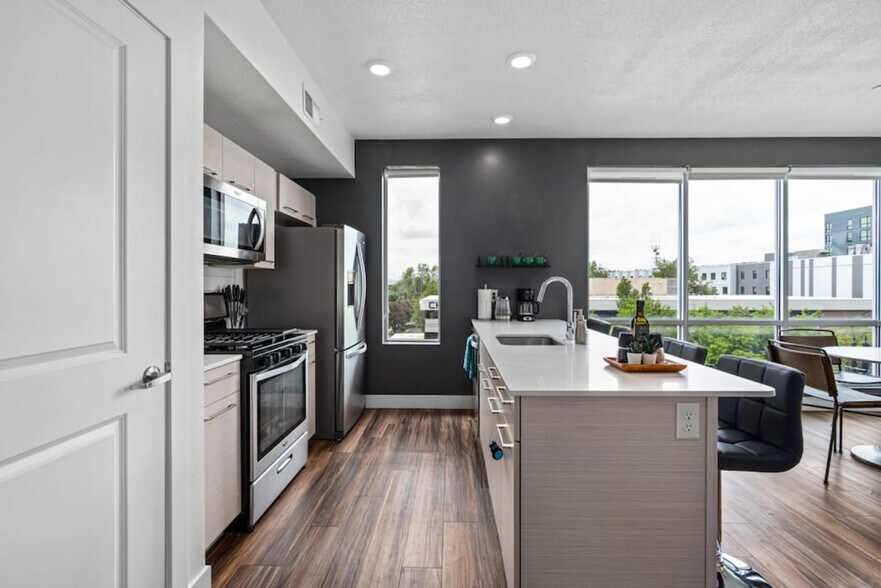 Building Photo - 380 S 400 E