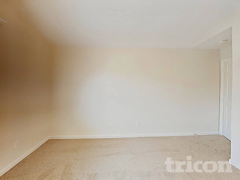 Building Photo - 822 Foxridge Dr