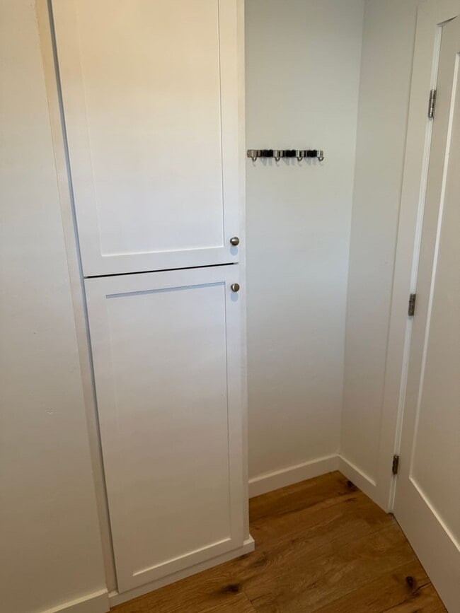 Building Photo - Beautifully Updated 2/2 Duplex - 4033 Miller Way