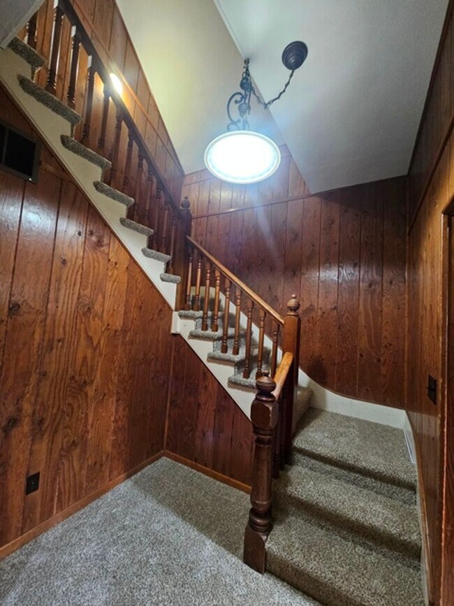Building Photo - 4Bd/2Ba Two Story House-For Viewing!
