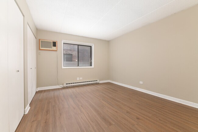 Building Photo - 953 N Rohlwing Rd