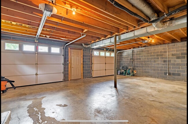 Building Photo - 2211 Kipping St