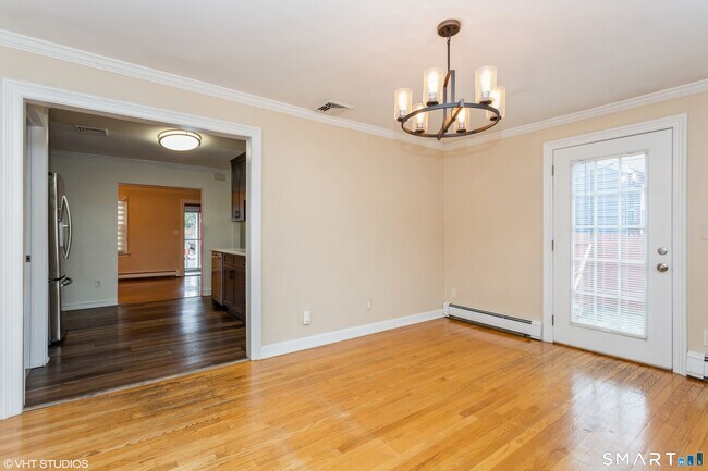 Building Photo - 680 Queen St