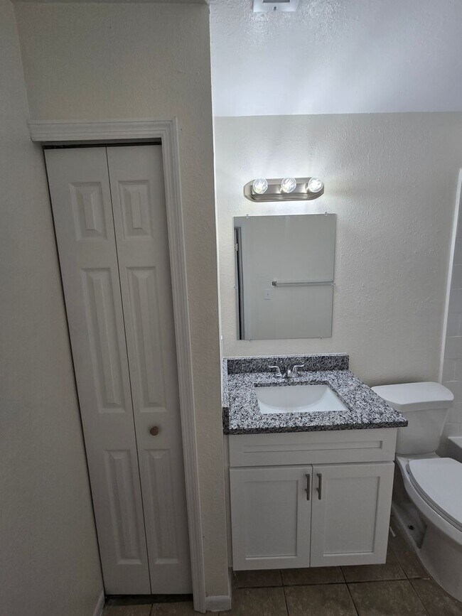 Building Photo - 2 BEDROOM, 1 BATH APARTMENT HOME - PINELLAS PARK