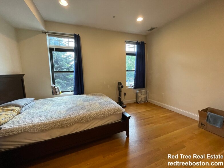 Building Photo - 1801 Beacon St