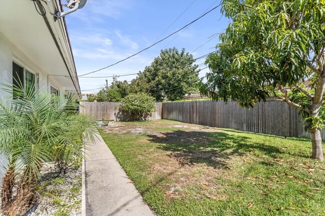 Building Photo - 541 NE 44th St