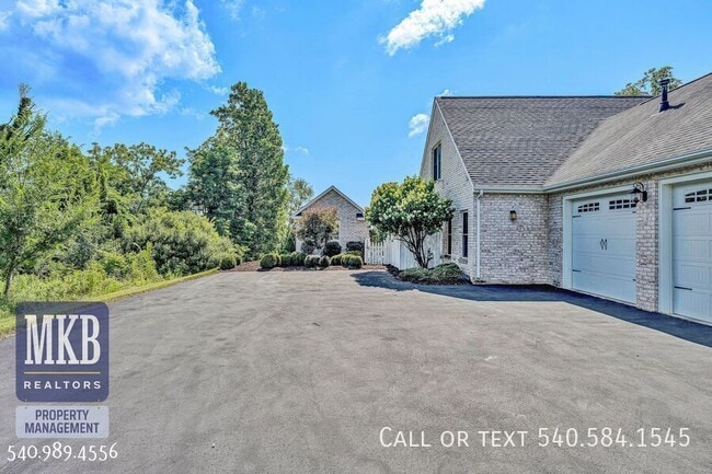 Building Photo - 7621 Nandina Dr