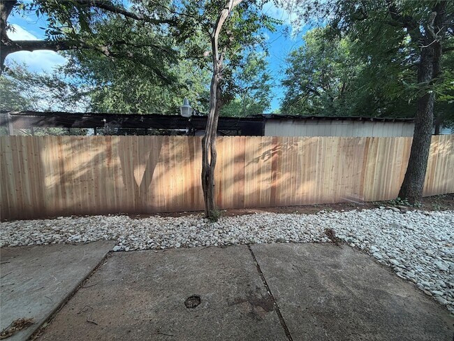Building Photo - 957 Woods Ave
