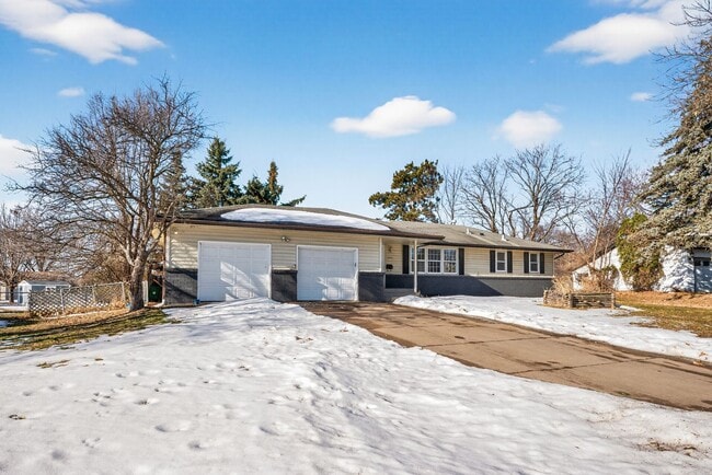 Building Photo - Great Location