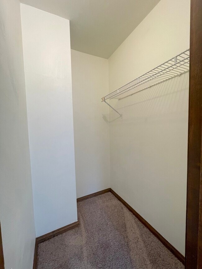 Building Photo - Charming 3-Bedroom, 1.5-Bathroom Townhome ...
