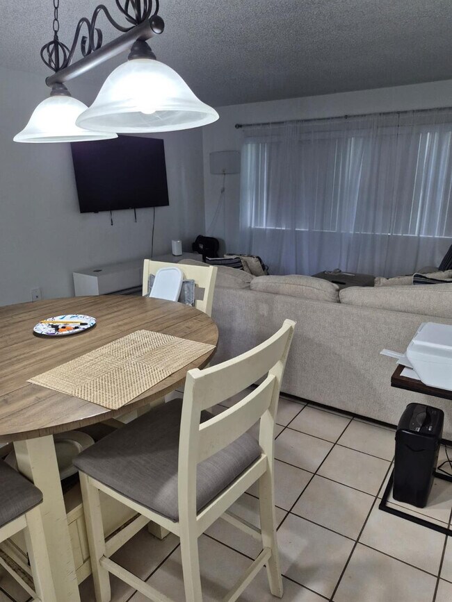 Building Photo - 560 SE 2nd Ave