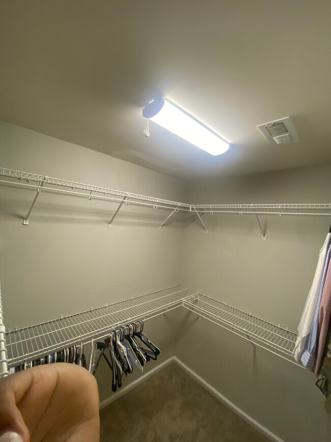 Building Photo - 412 Walnut Woods Dr