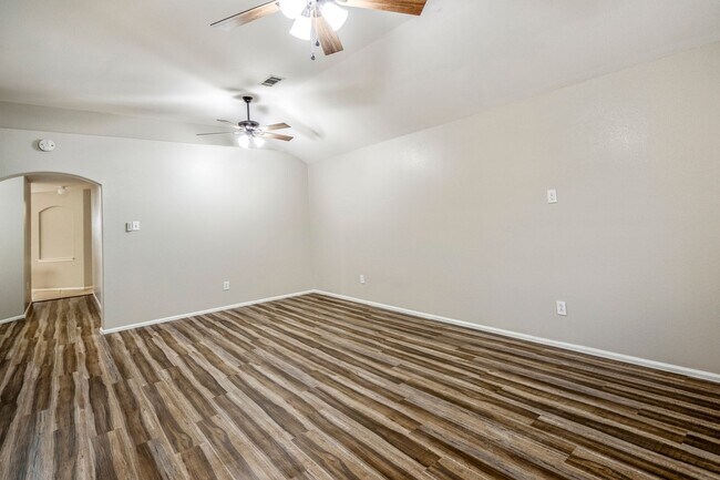 Building Photo - Bright and Beautiful Open-Concept Home!
