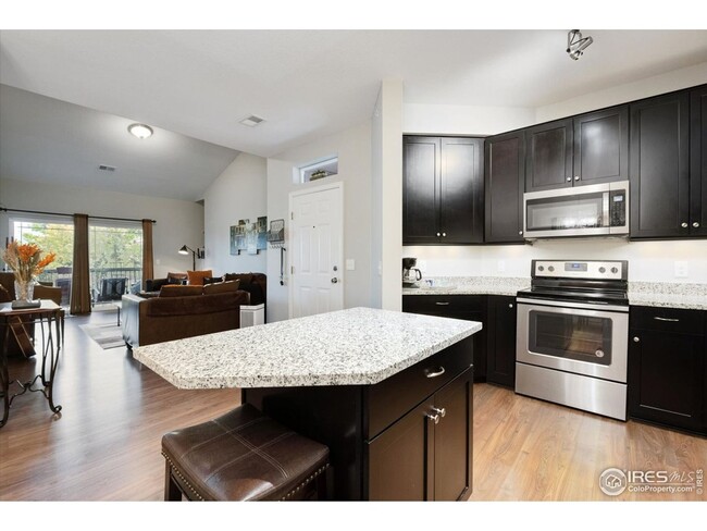 Building Photo - Gorgeous 3 Bed, 2 Bath Condo in Fantastic ...