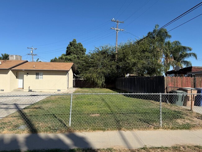 Building Photo - Newley Remodeled 3 BD 2 BA house with Big lot in SW Bakersfield