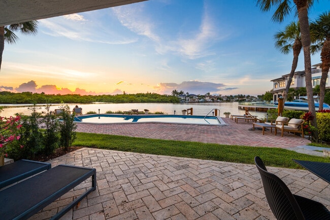 Building Photo - 1005 Bel Air Dr