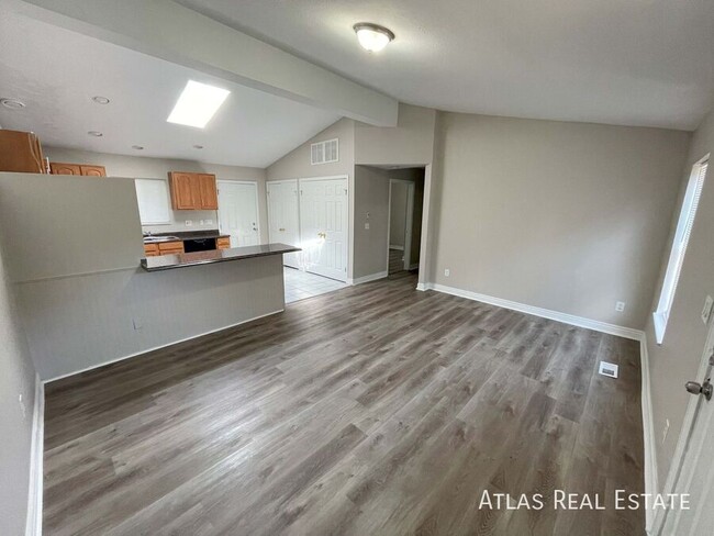 Building Photo - 4 bed 2 Bath Unit Just Minutes From Downto...