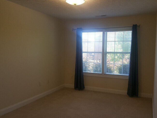 Building Photo - 3 Bedroom 2 Bath Townhouse