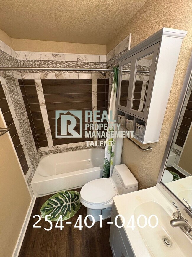 Building Photo - 952 Fannin Loop