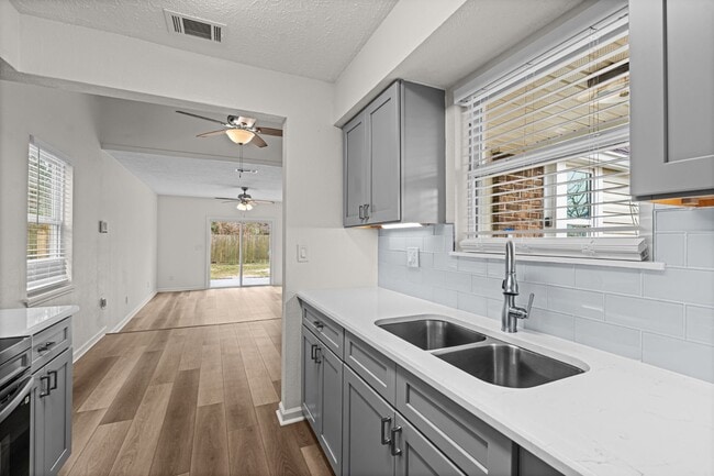 Building Photo - 112 Kristine Blvd