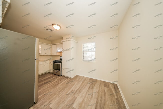 Building Photo - 705 SE 60th St