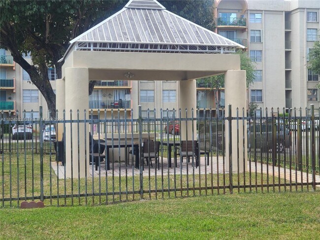Building Photo - 9300 Fontainebleau Blvd