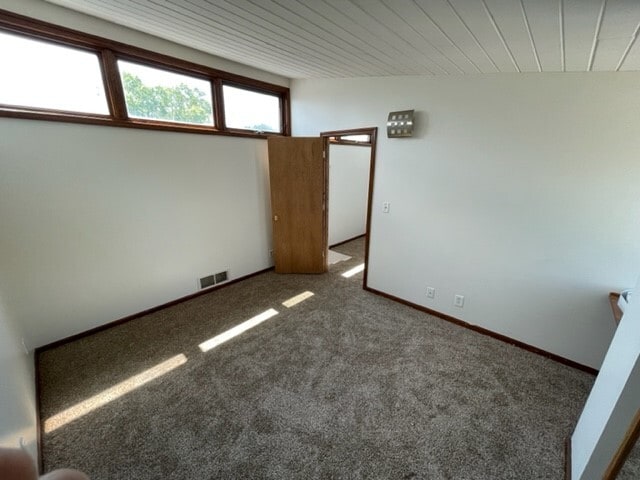 Building Photo - 661 W Lakeshore Dr