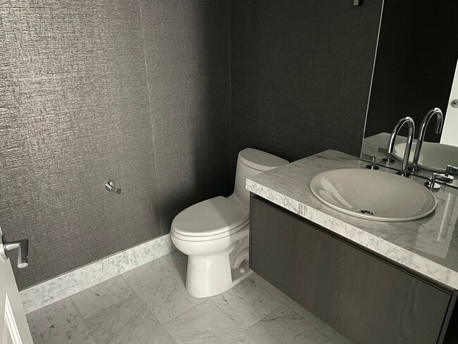 Building Photo - St. Regis Luxury 1bed and 1.5 bath Apartment Available