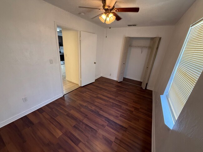 Building Photo - 1585 Sunset Ln