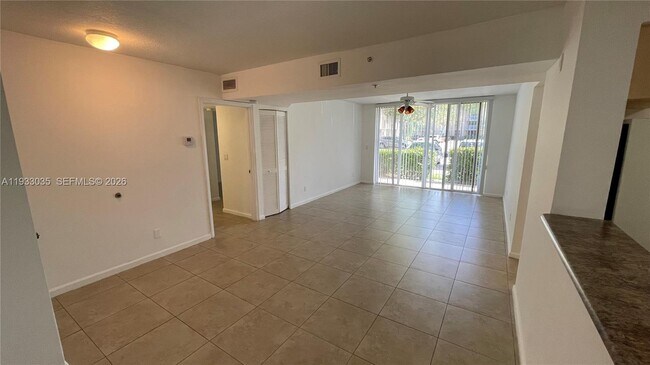 Building Photo - 529 E Sheridan St