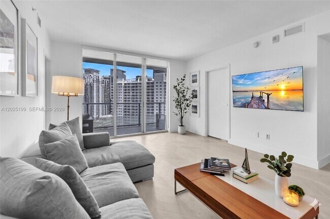 Building Photo - 1300 Brickell Bay Dr