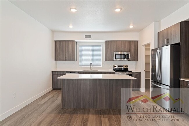 Building Photo - Beautiful 3 Bed 2.5 Bath Townhome in West ...
