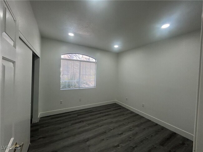 Building Photo - 1830 N Buffalo Dr