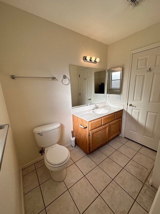 Building Photo - Great 3 Bedroom, 2 Bath Home Centrally located in Kingman!